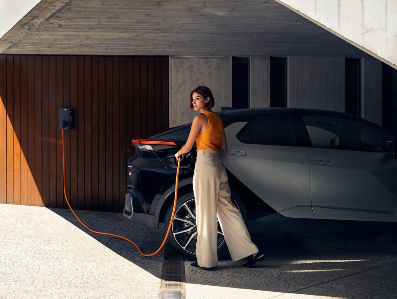 Klient ładuje swoją Toyotę C-HR Plug-in Hybrid w domu za pomocą Toyota HomeCharge